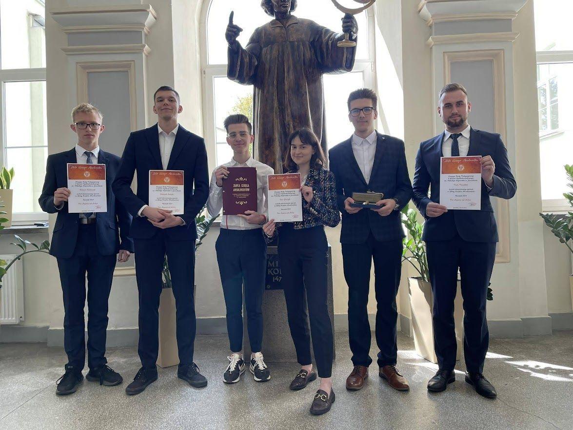 Oprócz wyróżnień, rada pedagogiczna zdecydowała się przyznać też „Złote pióro”. Trafiło ono do Mateusza Kornagi. <br/>fot.I LO im. Mikołaja Kopernika w Jarosławiu
