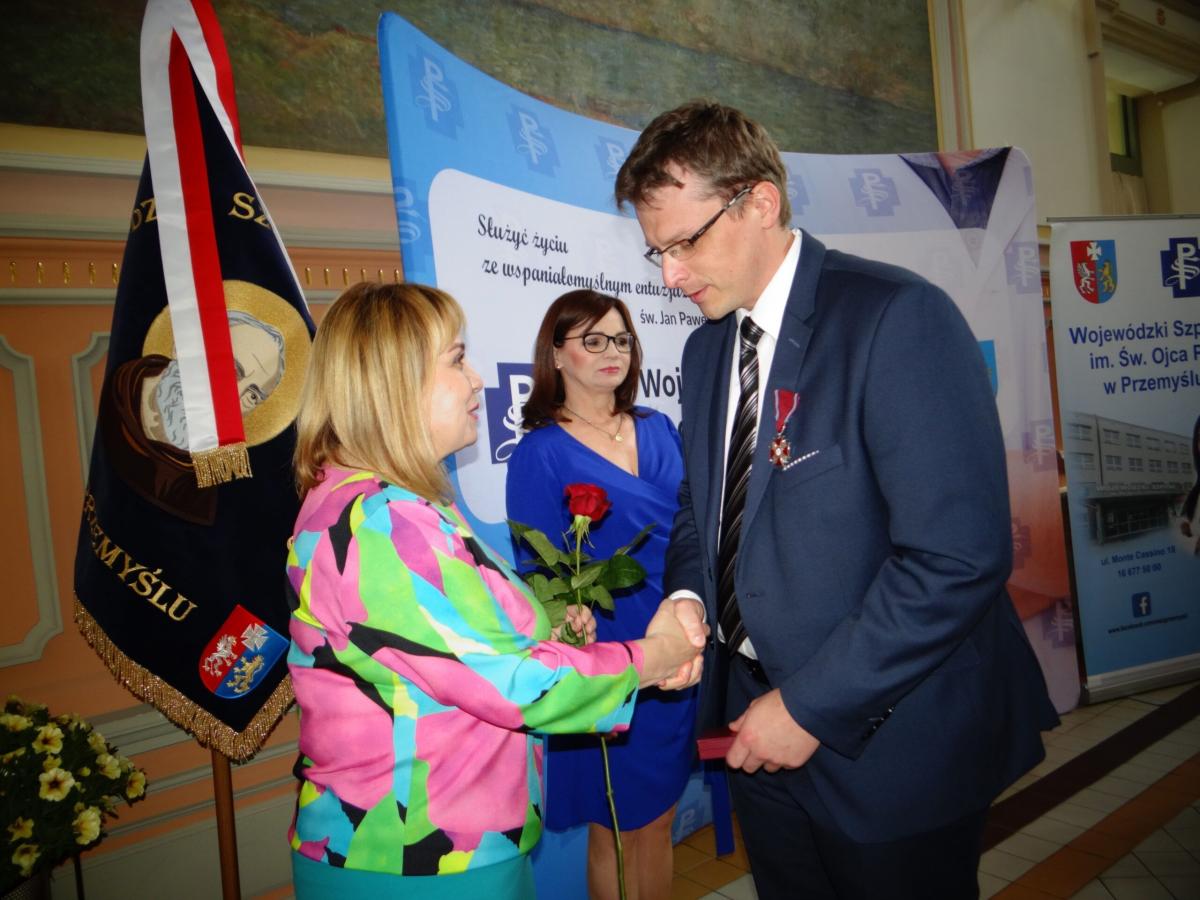 Złotymi Medalami za Długoletnią Służbę oraz Złotymi i Srebrnymi Krzyżami Zasługi odznaczonych zostało 41 pracowników szpitala, reprezentujących różne stanowiska i grupy zawodowe. <br/>fot.WSZwP