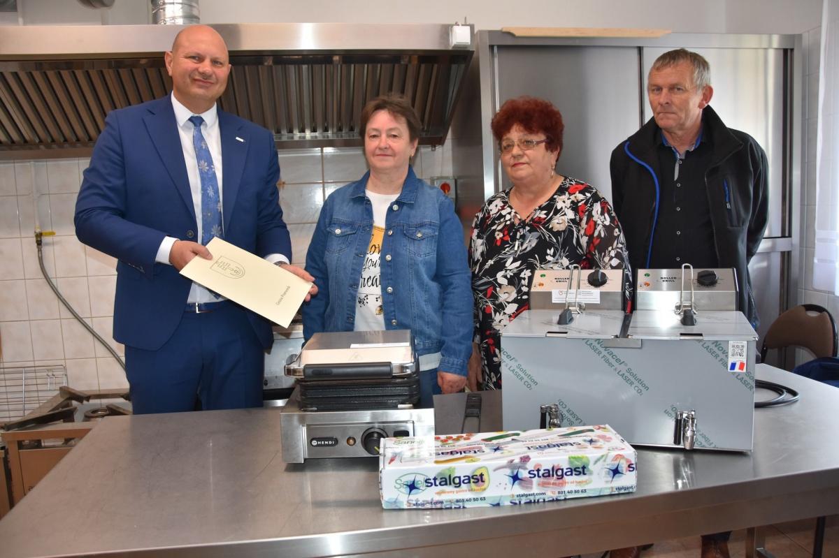 Członkinie obdarowanych kół gospodyń dzięki nowym sprzętom przydatnym w gastronomii będą mogły zawojować kulinarnie wiele gminnych imprez.<br/>fot.UG Przeworsk