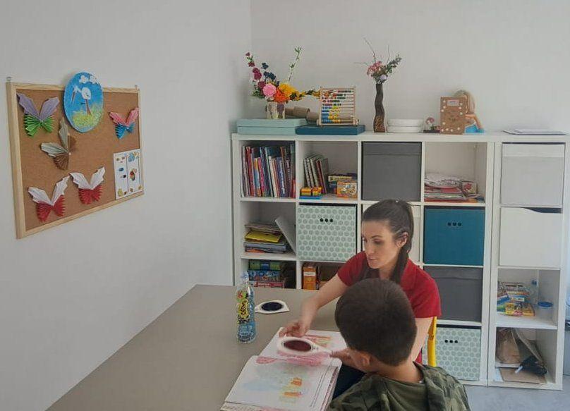 Psycholożka Kinga Pasierbska-Hernik podczas pracy z mały pacjentem.