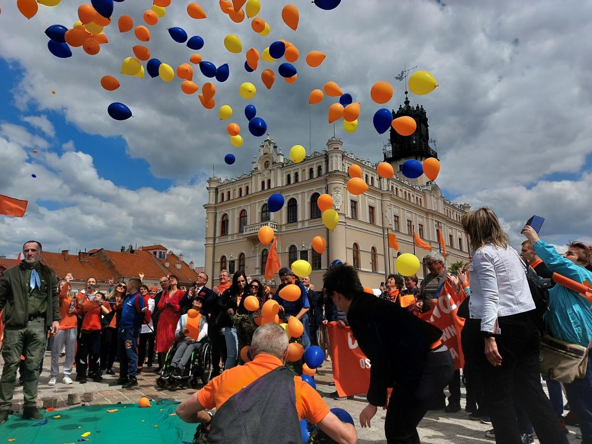 Podczas integracyjnego pikniku, przy dźwiękach hymnu Unii Europejskiej, w niebo wzbiło się kilkaset pomarańczowych i niebieskich balonów. Był to kulminacyjny punkt wydarzenia.<br/>fot.MD 