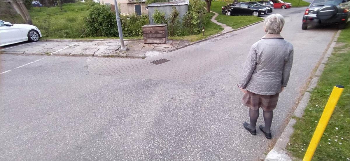 Do zdarzenia doszło w biały dzień przy jednym z bloków na ul. Grunwaldzkiej.