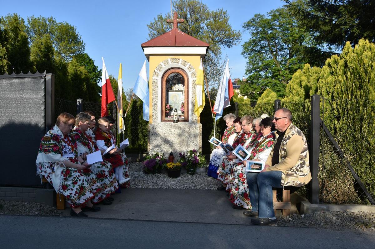 Koło Gospodyń Wiejskich z Gorliczyny podczas wieczornych majowych modlitw. Najważniejszą z nich jest w tym czasie Litania Loterańska do Matki Bożej.fot.UG Przeworsk