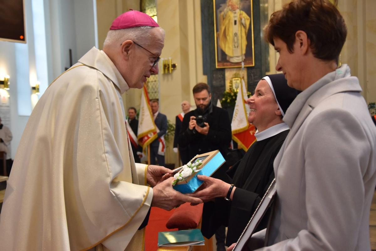 Eucharystii przewodniczył abp Józef Michalik, biskup senior archidiecezji przemyskiej. – Potrzebna jest eksplozja miłości, która przewyższy i zniweczy eksplozję nienawiści ludzkiej – mówił do zgromadzonych w nawiązaniu do agresji rosyjskiej wymierzonej w Ukrainę.

<br/>fot.Starostwo Powiatowe w Luba