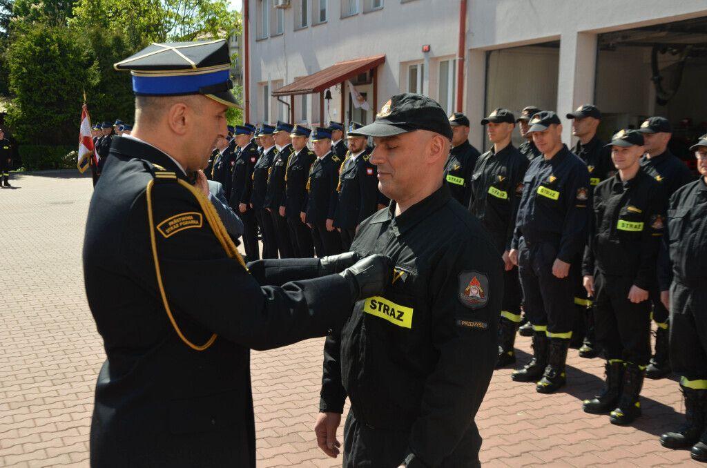 Uroczysty apel był okazją do wręczenie medali i awansów na wyższe stopnie służbowe. <br/>fot.UM Przemyśl  