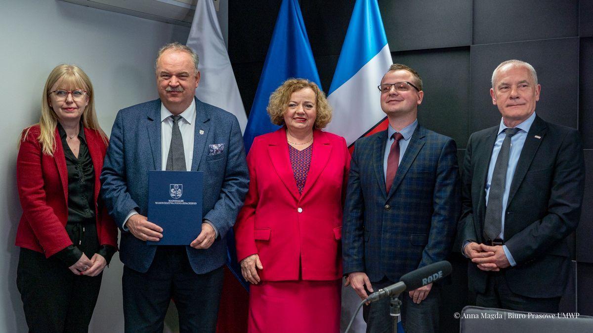 . O szczegółach dotacji poinformowali wicemarszałkowie Ewa Draus i Piotr Pilch. Z prawej wójt gminy Bircza Grzegorz Gągola.<br/>fot.UMWP    