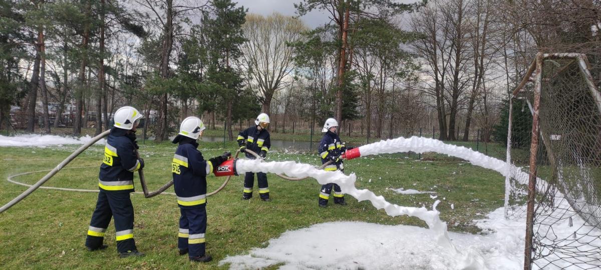 Szkolenie zakończono egzaminem. W części praktycznej brano pod lupę stopień opanowania obsługi sprzętów oraz biegłość w wykonywaniu podstawowych czynności ratowniczych.<br/>fot.Komenda Powiatowa PSP Lubaczów