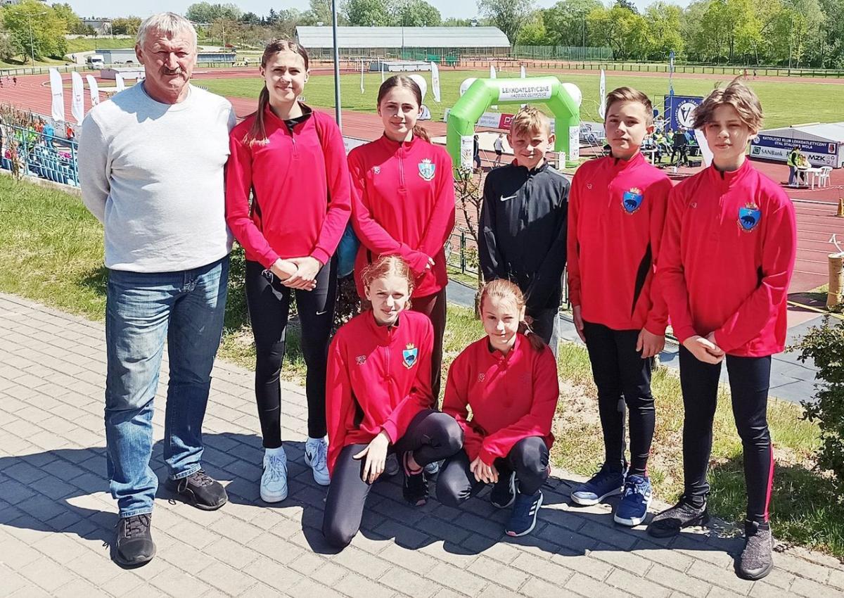 Ekipa UKS Tempo 5 Przemyśl po zawodach w Stalowej Woli. Pierwszy z lewej trener Krzysztof Sugier.<br/>fot.ze zbiorów własnych