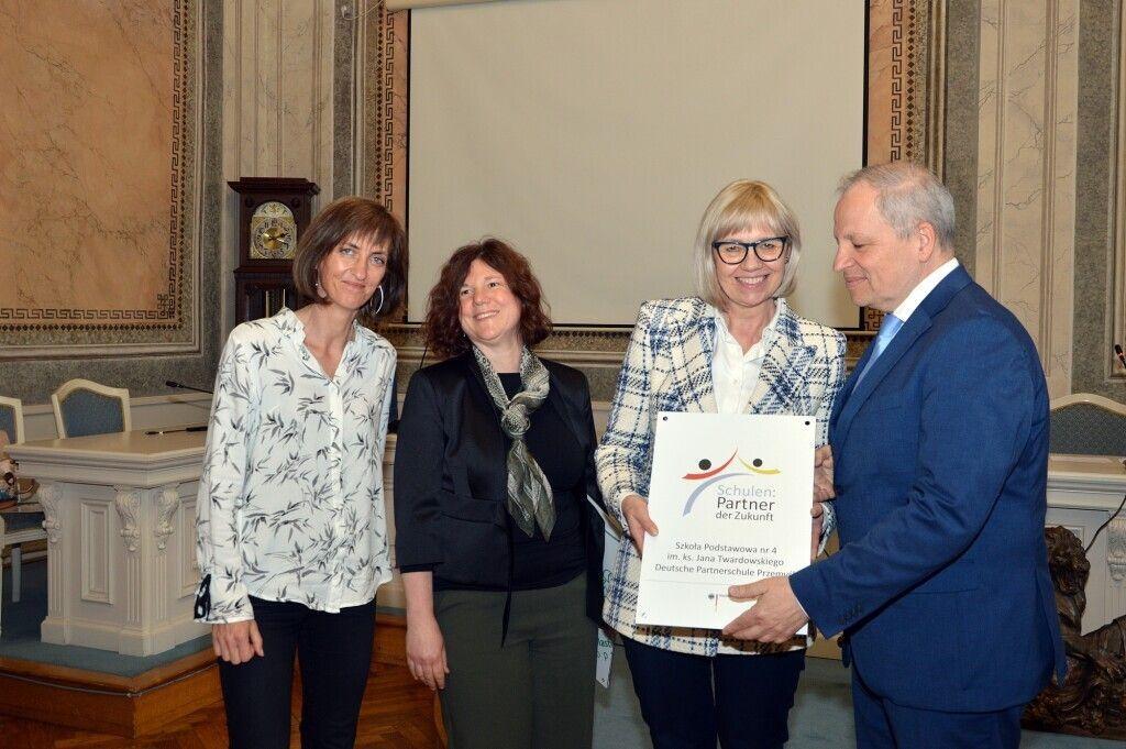 Wśród przemyskich placówek, które odebrały plakietkę „PASCH” dla szkół Partnerów Przyszłości, była m.in. SP 4. W jej imieniu wyróżnienie odebrała dyrektor Dorota Kotula (druga z prawej).<br/>fot.UM Przemyśl  