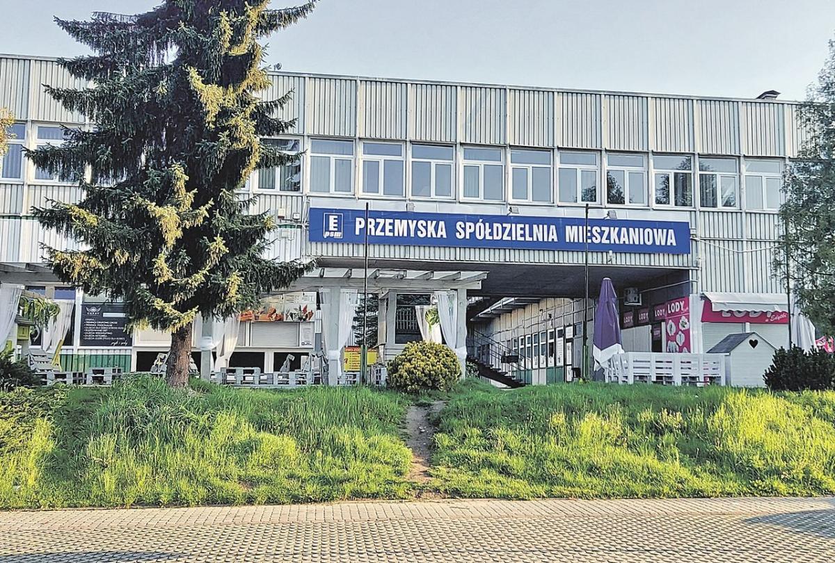 Siedziba Przemyskiej Spółdzielni Mieszkaniowej znajduje się w słynnym blaszaku na osiedlu Kmiecie.<br/>fot.ze zbiorów własnych