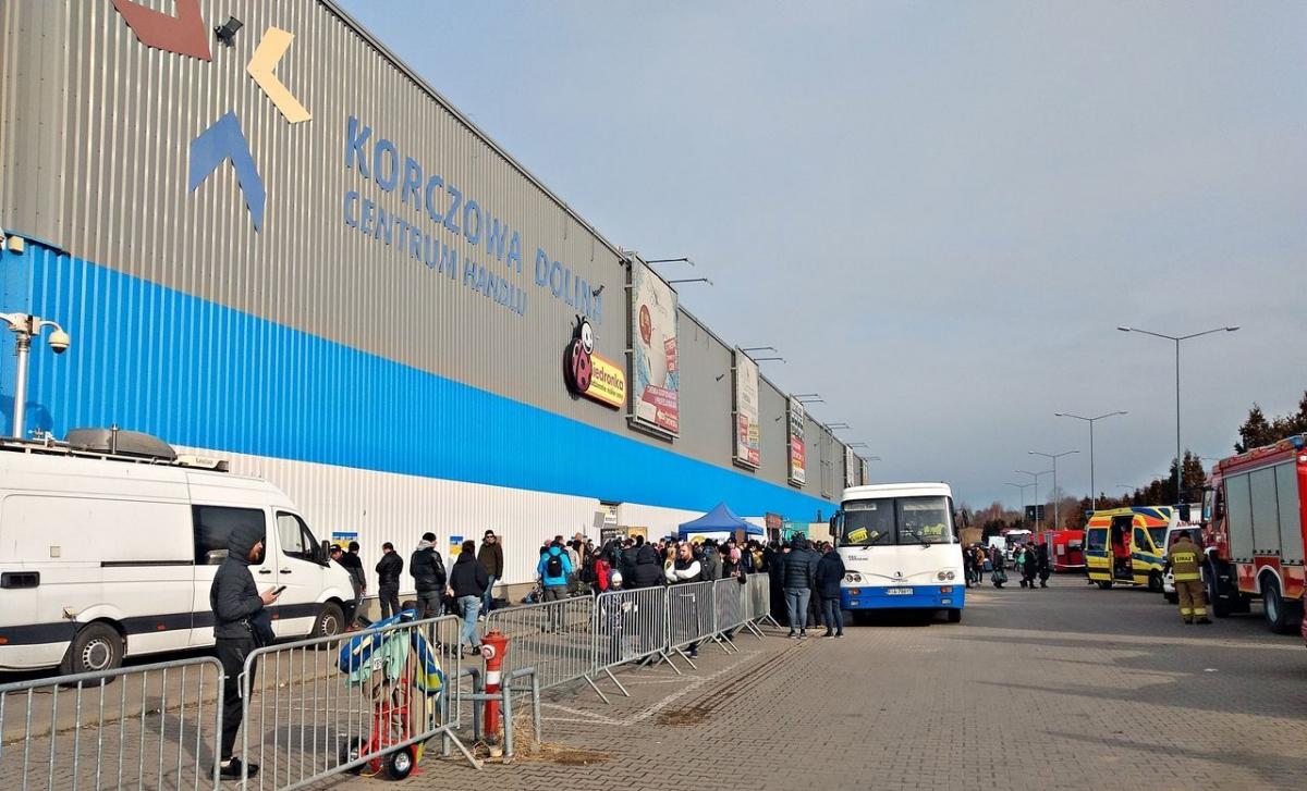 Ponad rok temu hale „Korczowej Doliny” w Młynach były pierwszym schronieniem dla tysięcy ukraińskich uchodźców, uciekających przez zbrodniczą agresją Rosji na ich kraj.<br/>fot.Mariusz Godos