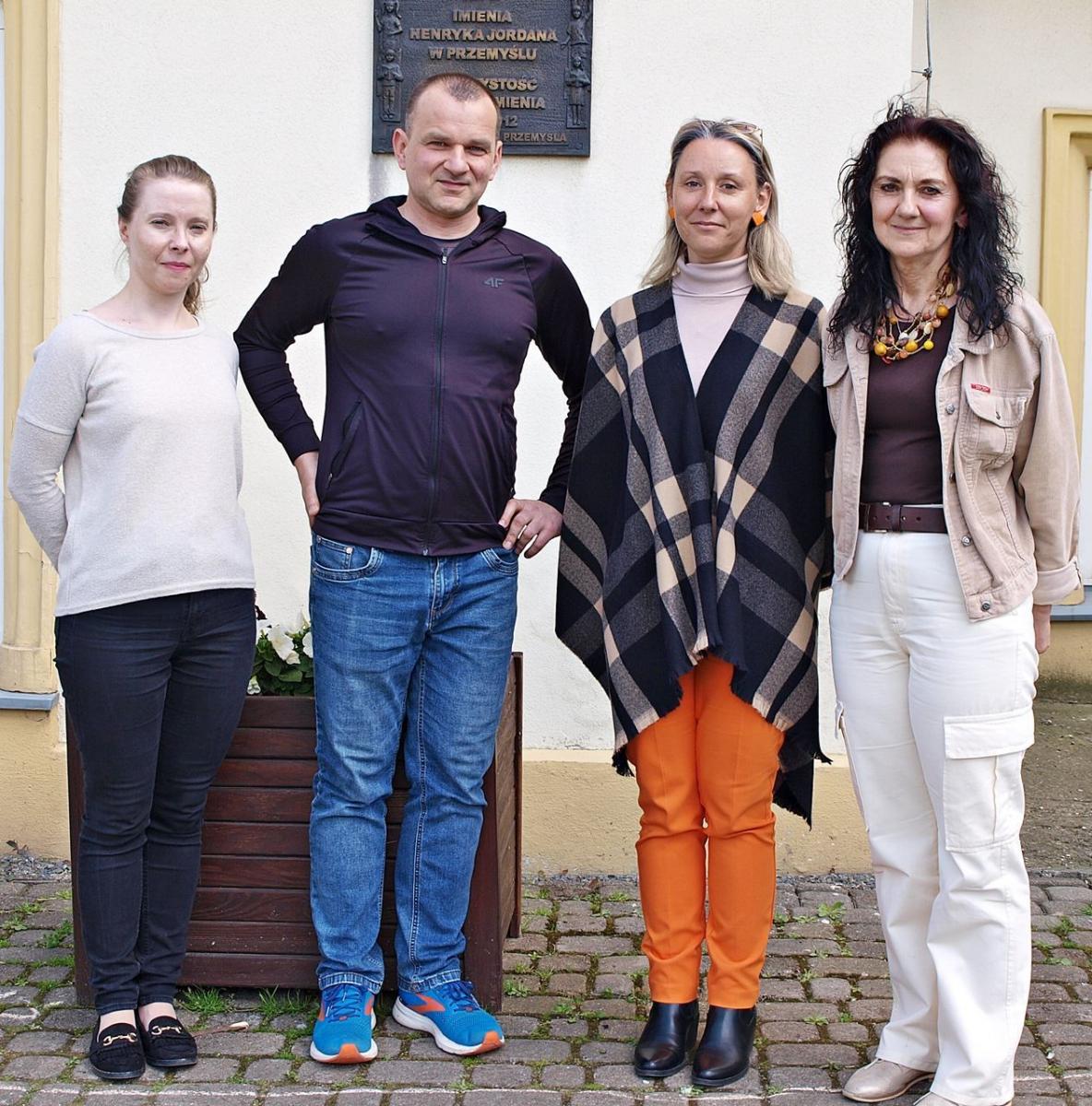 Na „rewolucję” w ocenianiu zdecydowała się na razie czwórka nauczycieli. Od lewej: Barbara Kijanka, Rafał Hamryszczak, Aneta Jabłońska i dyrektor SP 11 Beata Kosicka-Siwak. Na zdjęciu brakuje polonistki Anny Dryniak.fot.Mariusz Godos