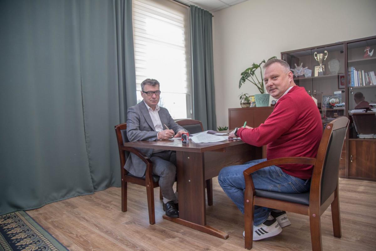 Zadanie „Rewitalizacja zabytkowego budynku dawnych koszar austriackich w Radymnie wraz z zagospodarowaniem terenów przyległych w ramach dofinansowania z Rządowego Funduszu Polski Ład Program Inwestycji Strategicznych” ma pochłonąć 2 mln 771 tys. 517,07 zł, z czego 383 tys. 089,07 zł stanowi wkład wł