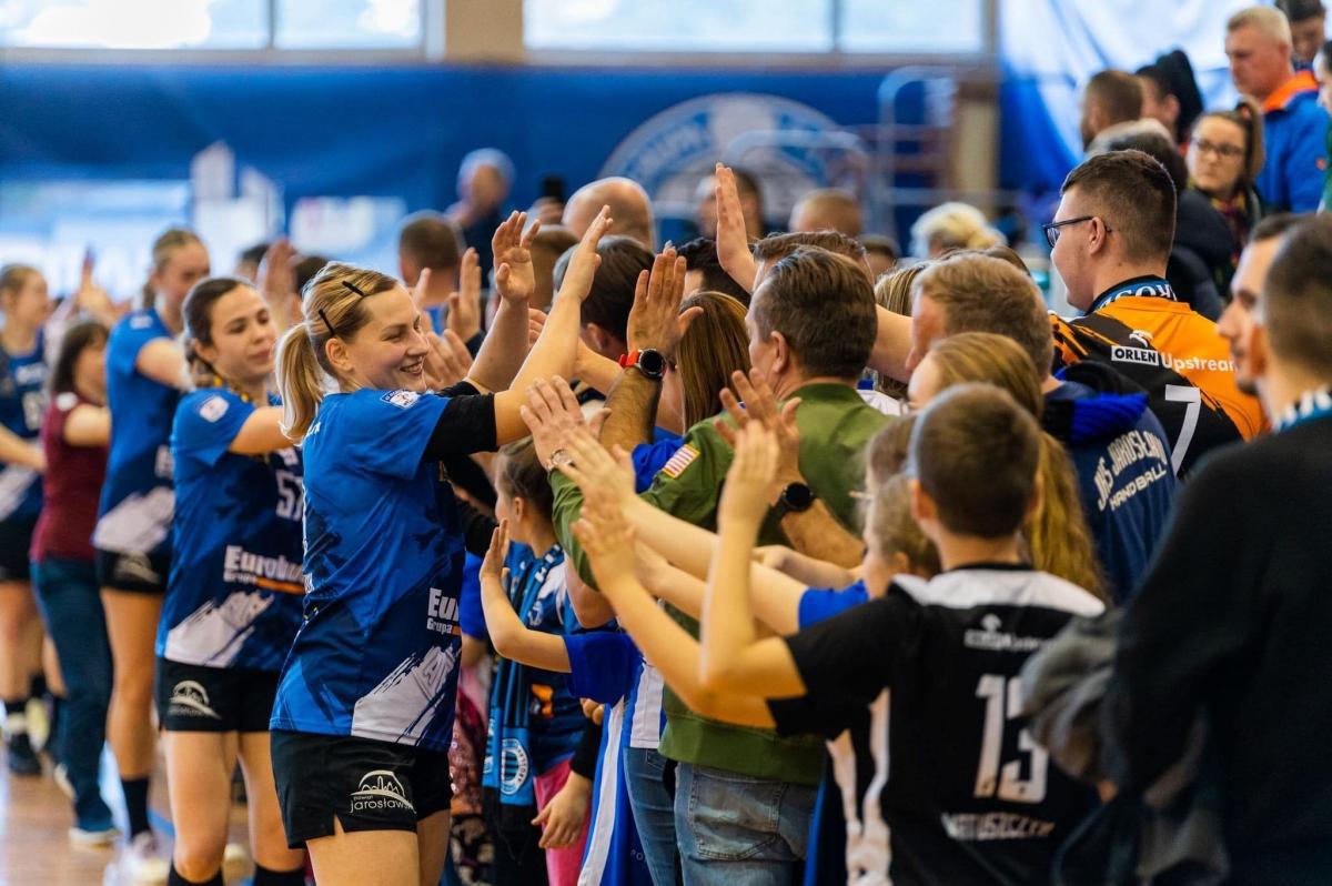 Wiele wskazuje na to, że meczem z KPR-em Kobierzyce Valentina Nestsiaruk (z lewej na pierwszym planie) pożegnała się z jarosławskim kibicami. Doświadczona rozgrywająca kończy karierę...<br/>fot.PGNiG Superliga Piłki Ręcznej Kobiet