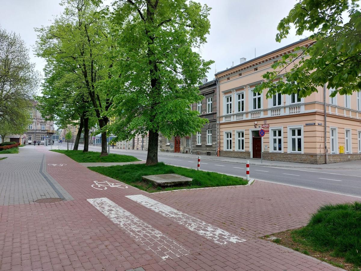 Znaki poziome na ul. Kraszewskiego są już pościerane i słabo widoczne.<br/>fot.MD 