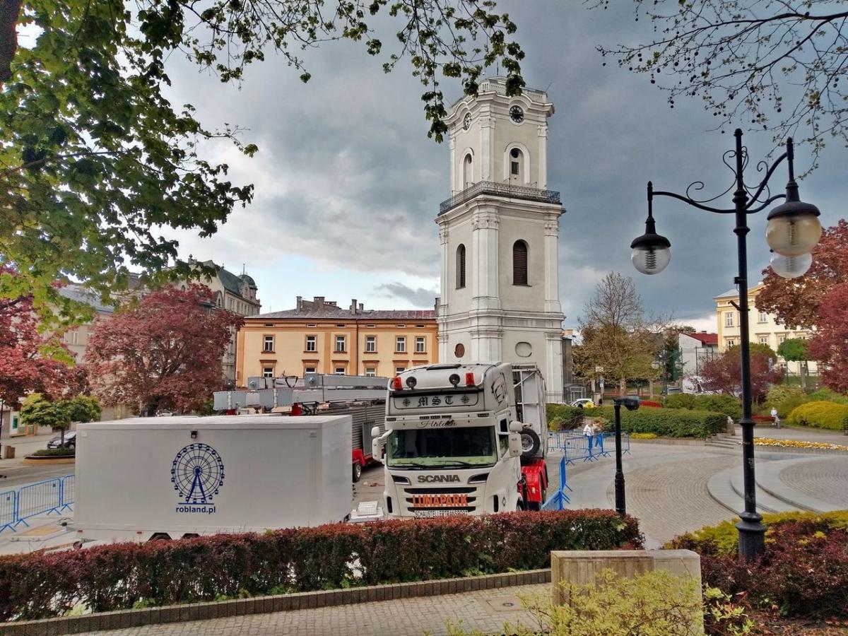 Dzisiejszego (8 maja br.) popołudnia po kole widokowym na placu Niepodległości w Przemyślu pozostały tylko wspomnienia.<br/>fot.ze zbiorów własnych