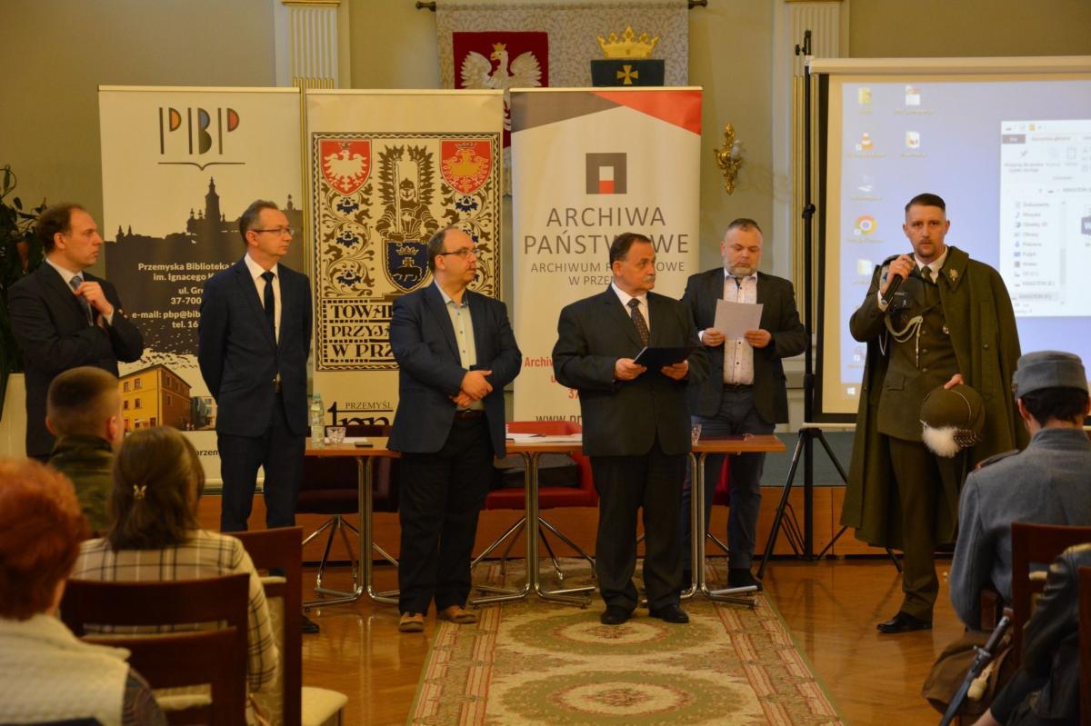 Finał 19. edycji konkursu historycznego „Twierdza Przemyśl” otworzył dyrektor SP nr 15 w Przemyślu Artur Mykita, życząc jego uczestnikom powodzenia w zmaganiach.

<br/>fot.SP 15 w Przemyślu