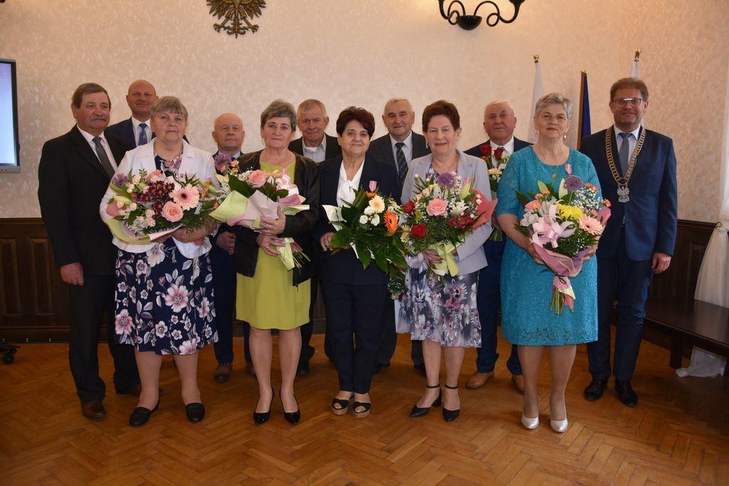 Dostojni jubilaci  odebrali najserdeczniejsze życzenia długich lat życia i doczekania w zdrowiu kolejnych rocznic.<br/>fot.UG Przeworsk