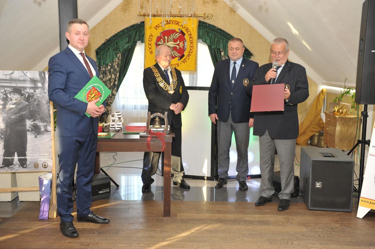 Przedstawiciele Zarządu Przemyskiej Kongregacji Kupieckiej – prezes Ryszard Miłoszewski i wiceprezes Maciej Dębicki – oraz prezes Krakowskiej Kongregacji Kupieckiej Wiesław Jopek (trzeci od lewej) podczas jubileuszu życzyli sobie, aby podobnych okrągłych rocznic było jeszcze wiele, a za 100 lat orga
