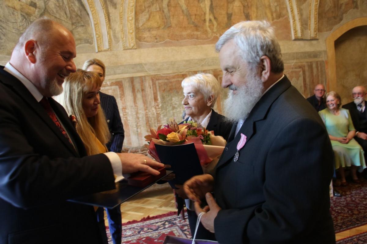 Medalami uhonorował jubilatów z Jarosławia burmistrz W. Paluch, natomiast pary z gminy Jarosław wójt Elżbieta Grunt.<br/>fot.UM Jarosław