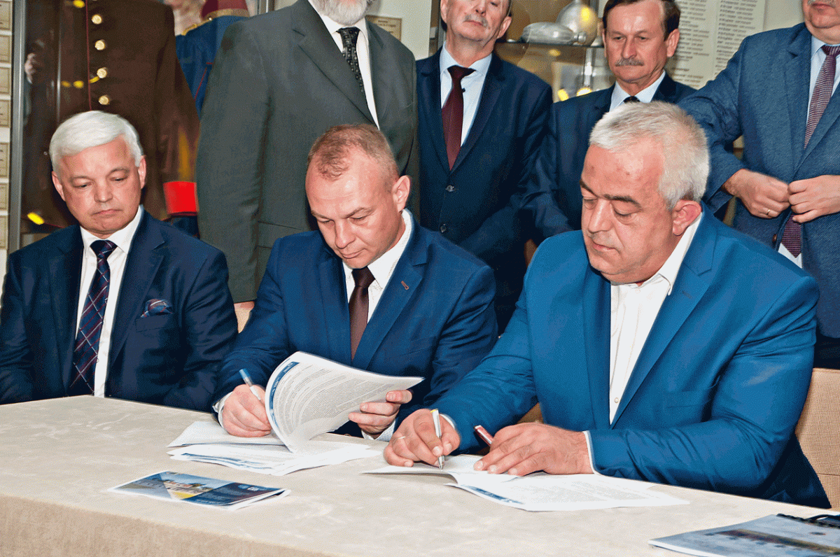 Umowę parafował przewodniczący zarządu Związku Gmin Fortecznych Twierdzy Przemyśl Mirosław Majkowski (w środku) oraz wykonawca prac projektowo-budowlanych, szef firmy remontowo-budowlanej „Piotrowski” – Paweł Piotrowski.<br/>fot.ZGFTP Przemyśl