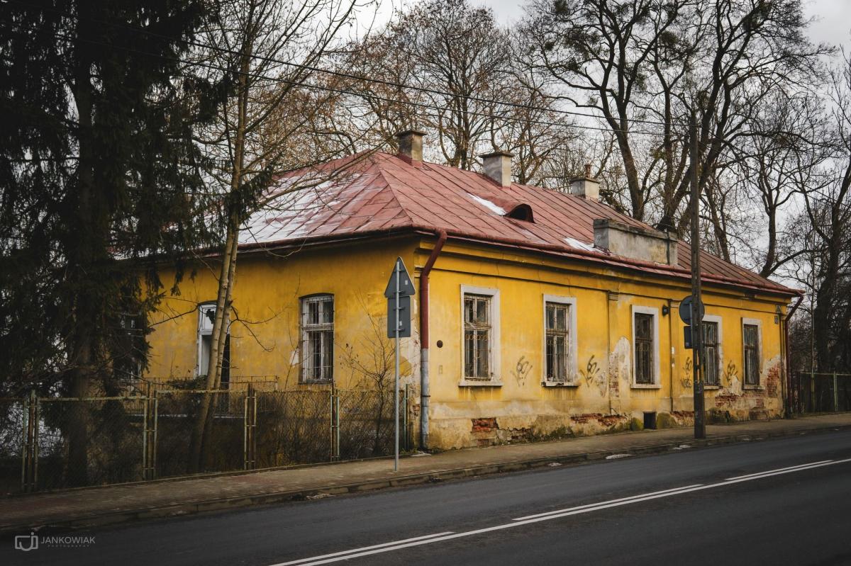Kiedy w piwnicy opuszczonego budynku po byłej pralni przy ul. Słowackiego w Przemyślu pojawił się ogień, na piętrze trójka bezdomnych spała w najlepsze.<br/>fot.ze zbiorów własnych