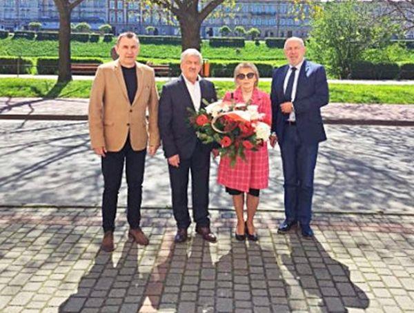 Przedstawiciele przemyskiej Nowej Lewicy złożyli wiązanki kwiatów pod tablicą poświęconą Hermanowi Liebermanowi.<br/>fot.ze zbiorów własnych