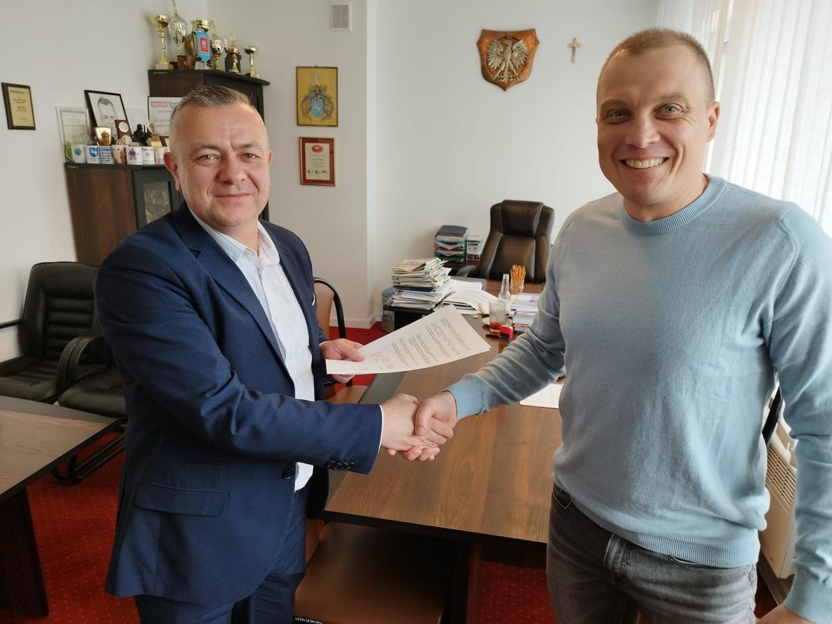Kilka dni temu wójt gminy Fredropol Mariusz Śnieżek (z lewej) podpisał umowę z szefem firmy SJ Construcion z Mrągowa na opracowanie dokumentacji – koncepcji budowy biogazowni.fot.ze zbiorów własnych