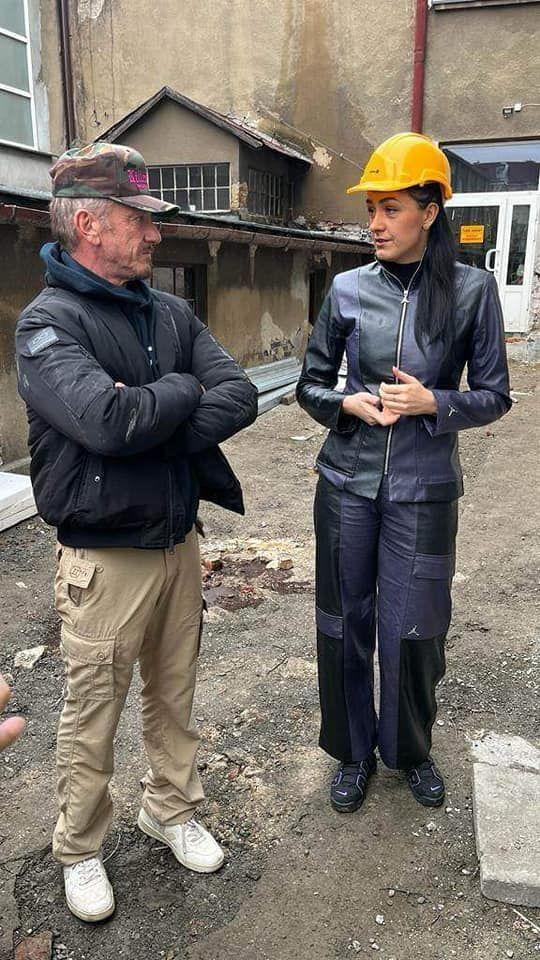 15 lutego br. nad San zawitał sam założyciel organizacji Sean Penn. Osobiście chciał sprawdzić postęp prac remontowych. Był zadowolony. <br/>fot.ze zbiorów własnych
