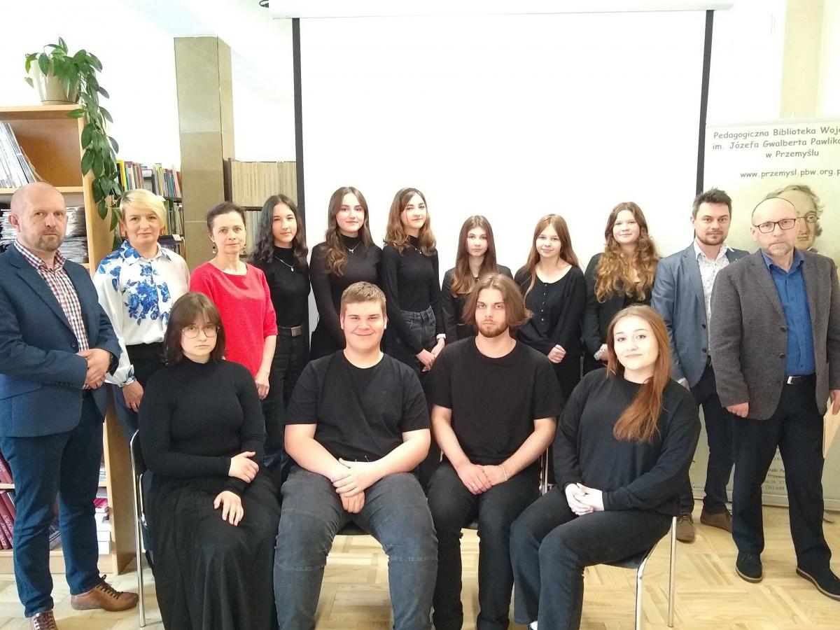 Na zdjęciu od lewej: dyrektor PBW dr Piotr Pękalski, koordynatorka spotkania Agnieszka Biedroń, dr Małgorzata Wilgucka. Po prawej dr Mariusz Kalandyk, Łukasz Cebeńko oraz uczniowie II LO w Przemyślu i uczennice SP 15. 