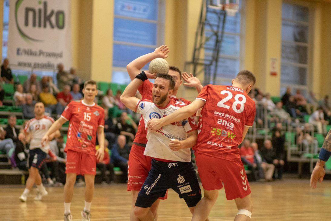 Tomasz Kulka (z piłką) wspólnie z drugim skrzydłowym ORLEN Upstream SRS Mateuszem Kroczkiem rozegrali kapitalne zawody. Razem zdobyli prawie połowę bramek całego teamu. Ale mecz z MKS Wieluń wygrał cały zespół!<br/>fot.Grzegorz Gajdzik