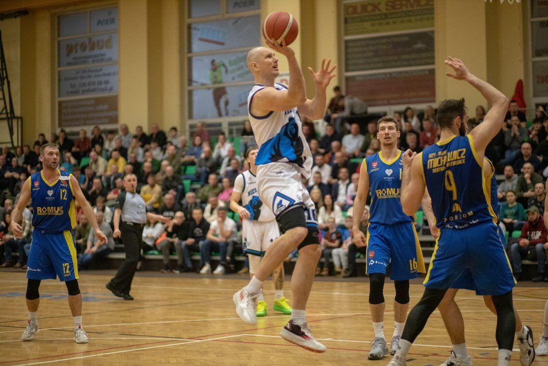 Doświadczony Rafał Kulikowski (w akcji) dał w Międzychodzie dobrą zmianę. W 13 minut dołożył 6 punktów i 7 zbiórek.<br/>fot.Grzegorz Gajdzik