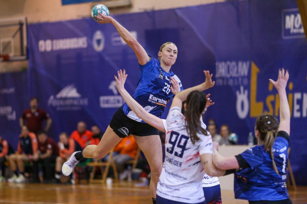 Aleksandra Zimny (z piłką) znakomicie prezentowała się w starciu w Lubinie. Zdobyła aż 7 bramek.<br/>fot.PGNiG Superliga Piłki Ręcznej Kobiet