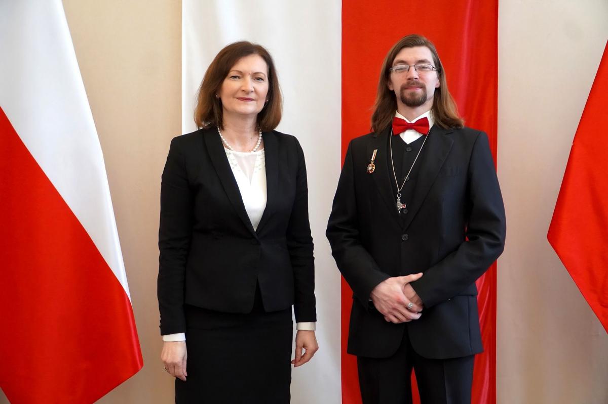 Odznakę honorową „Zasłużony dla Kultury Polskiej” Eliasz Dyrow odebrał z rąk wojewody podkarpackiego Ewy Leniart.