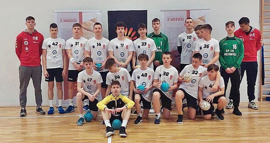 Mistrzowie Podkarpacia Igrzysk Młodzieży Szkolnej w piłce ręcznej chłopców – SP 14 Przemyśl.<br/>fot.ze zbiorów własnych