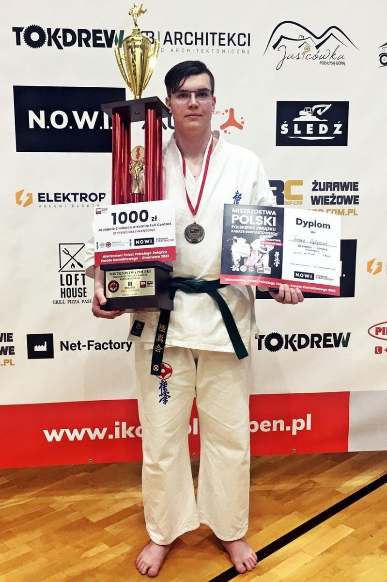 Tomasz Dytyniak z okazałym trofeum po zdobyciu wicemistrzostwa Polski w kumite.<br/>fot.ze zbiorów własnych