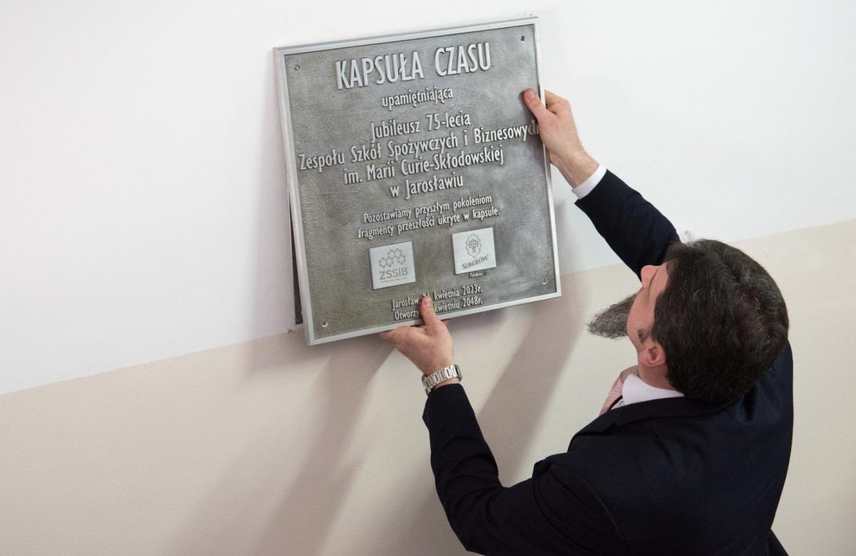 Uroczystość została uświetniona wmurowaniem w ścianę kapsuły czasu. Ma ona zostać otwarta za 25 lat, czyli w 2048 r. Fundatorem kapsuły czasu i pamiątkowej tablicy jest jarosławski oddział Zakładów Mięsnych „Sokołów”, wieloletni partner i sponsor placówki.<br/>fot.MD 