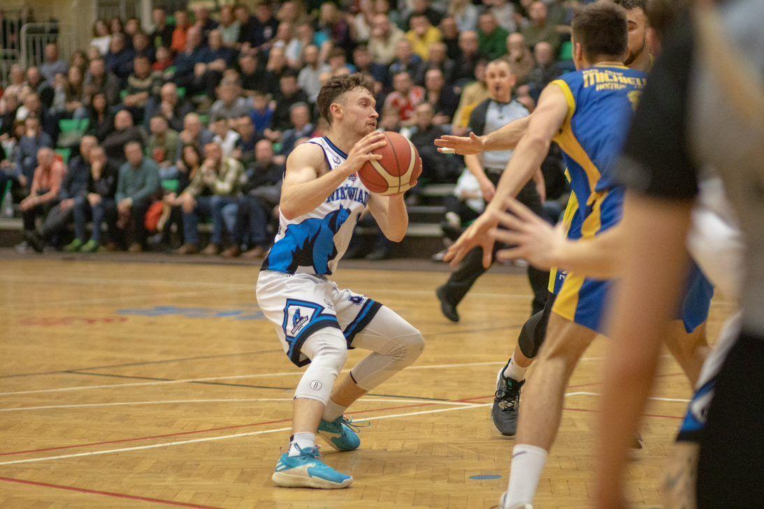 Rafał Serwański przywrócił Niedźwiadki do życia. Sprawił, że w Pruszkowie powalczą o awans do półfinału play-off<br/>fot.Grzegorz Gajdzik