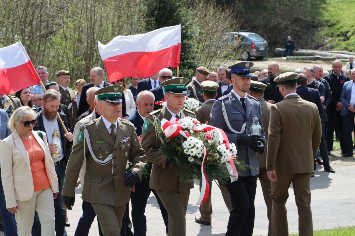 Nie zbrakło pocztów sztandarowych lokalnych organizacji i przedstawicieli władz.<br/>fot.GOKSiT Bircza