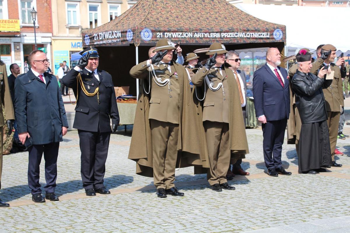 Tegoroczny, okrągły jubileusz jednostki świętowano na Rynku w Strzyżowie. W obchodach wziął udział starosta jarosławski S. Kłopot.<br/>fot.Starostwo Powiatowe w Jarosławiu