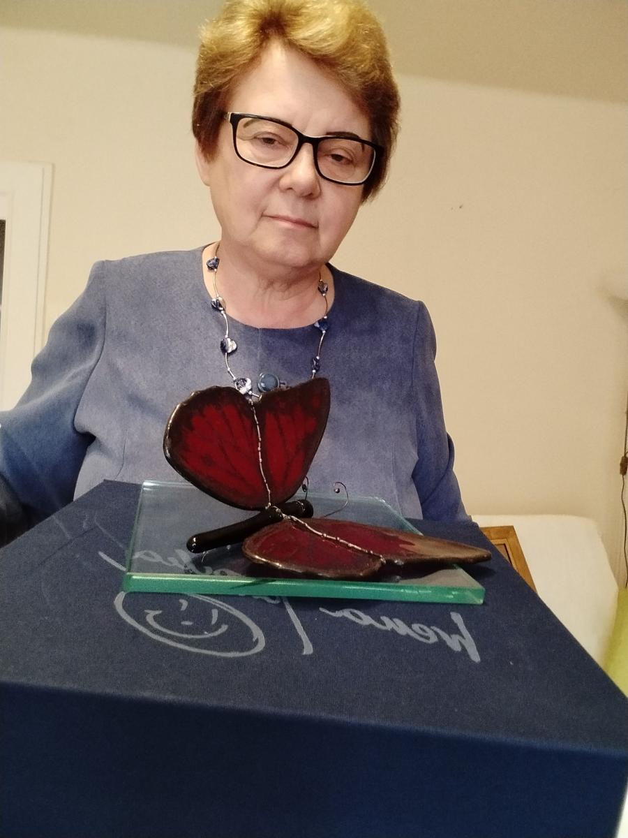 Grażyna Stopa za zredagowanie i opracowanie zbioru „Irenie Jarockiej – Żyjąc – miłuję, miłując – istnieję”, na który złożyły się wiersze jej fanów, których  połączyła tęsknota za artystką, uhonorowana została statuetką Kryształowego Motyla Fundacji Ireny Jarockiej 2022.

<br/>fot.ze zbiorów własnych