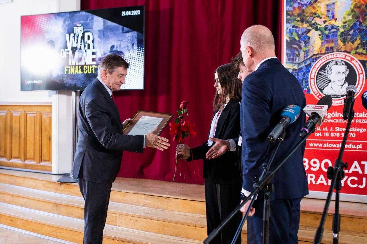 W związku z realizacją pilotażowego projektu „Gry w edukacji” wizytę w przemyskim „Słowaku” złożył szef Kancelarii Prezesa Rady Ministrów Marek Kuchciński.<br/>fot.Centrum GovTech