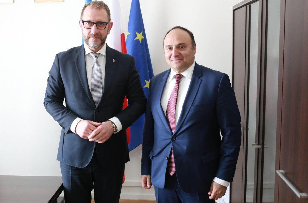 Wizyta ambasadora Turcji w Polsce Cengiza Kamila Firata korespondowała z mającym miejsce tego samego dnia przemyskim koncertem charytatywnym na rzecz ofiar katastrofy, do której doszło na pograniczu Turcji i Syrii.


<br/>fot.UM Przemyśl  