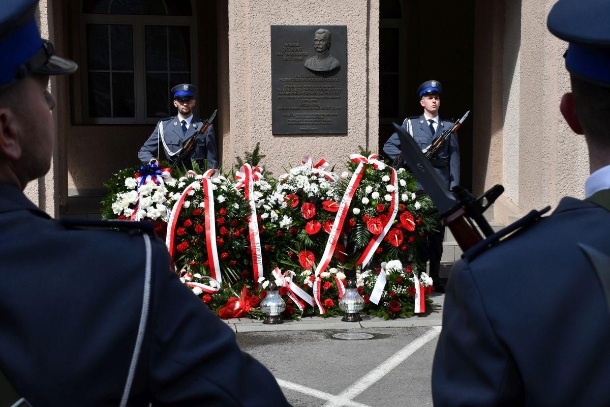 Uroczystość rozpoczęła się od wciągnięcia flagi na maszt i odegrania Mazurka Dąbrowskiego. Następnie I Zastępca Komendanta Wojewódzkiego Policji w Rzeszowie insp. Stanisław Sekuła przywitał zgromadzonych gości i przedstawił postać patrona podkarpackich policjantów. Wyeksponowano też odlaną z brązu t