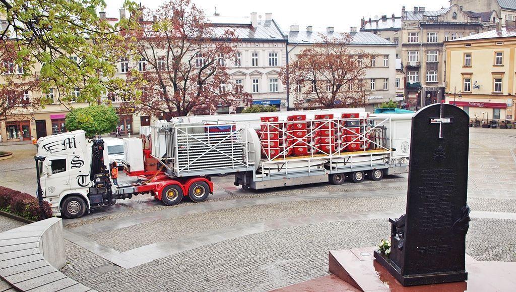 Podkarpacki Wojewódzki Konserwator Zabytków w Przemyślu Beata Kot nie wydała zgody na wjazd tak ciężkiego sprzętu na plac przy pomniku świętego Jana Pawła II.<br/>fot.Mariusz Godos