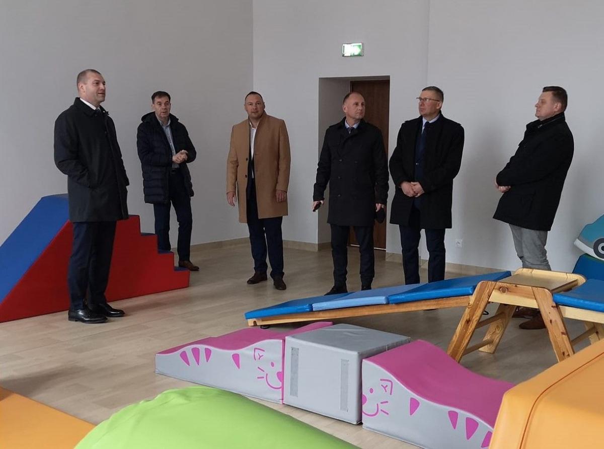Po podpisaniu umowy delegacja z Dębicy zwiedziła nowo wyremontowaną siedzibę Specjalnego Ośrodka Szkolno-Wychowawczego w Jarosławiu. <br/>fot.Starostwo Powiatowe w Jarosławiu