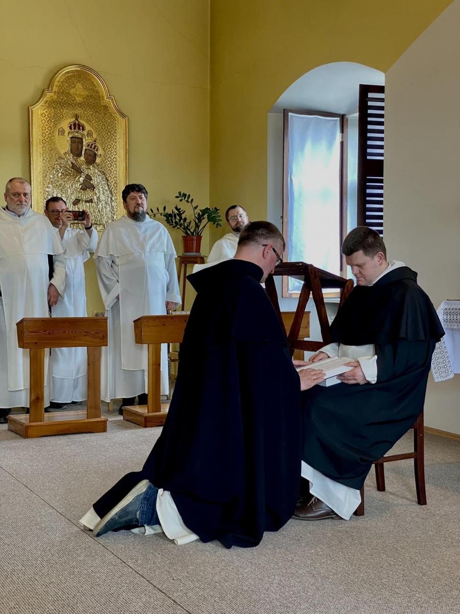 Wyznanie wiary i zaprzysiężenie o. Marka Grubki (na zdj. klęczący) na przeora konwentu Matki Bożej Bolesnej w Jarosławiu odbyło się we wtorek, 18 kwietnia, w kaplicy klasztornej.<br/>fot.dominikanie Jamna