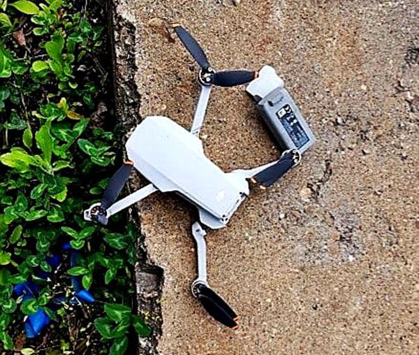 Dron, po uderzeniu w komin, spadł na teren Ciepłowni Zasanie.<br/>fot.ze zbiorów własnych
