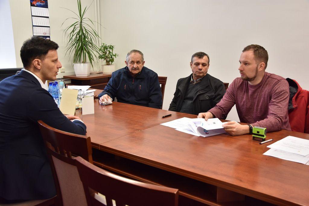 Umowa z wykonawcą planowanej inwestycji – przedstawicielami firmy Produkcyjno-Handlowo-Usługowej EPX Architektura Ogrodowa – została podpisana w sieniawskim urzędzie 12 kwietnia.<br/>fot.UMiG Sieniawa