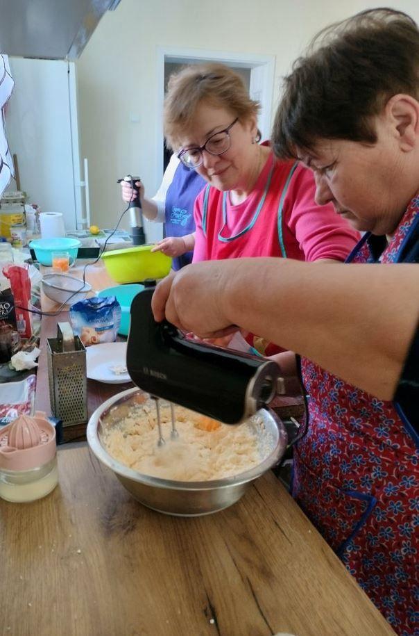 Na działalność Klubu Senior+ w Żurawicy w ramach drugiego modułu programu „Senior+” gminie udało się pozyskać prawie 41 tys. zł. To miejsce tętniące życiem, stanowiące płaszczyznę spotkań dla osób już nieaktywnych zawodowo, które chcą w ciekawy sposób zagospodarować swój wolny czas.   <br/>fot.UG Żu